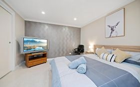 New 1-Bedroom House With Free Parking